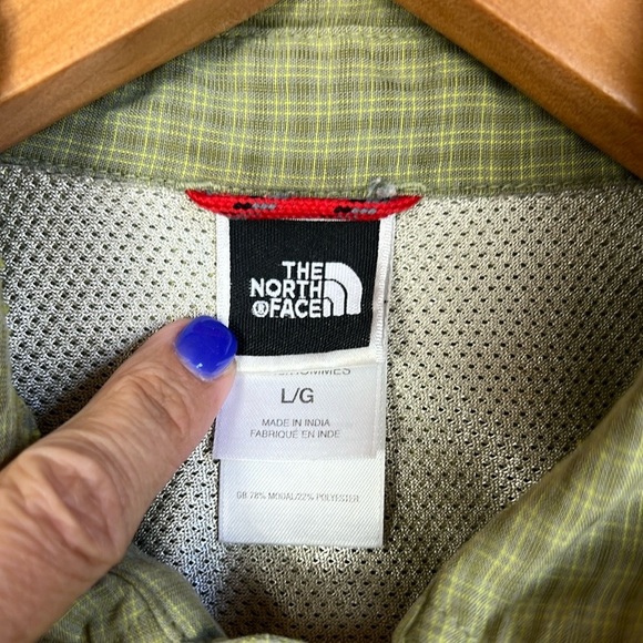 The North Face Men’s Large Button Front Micro Checkered Short Sleeve Shirt - Picture 8 of 11